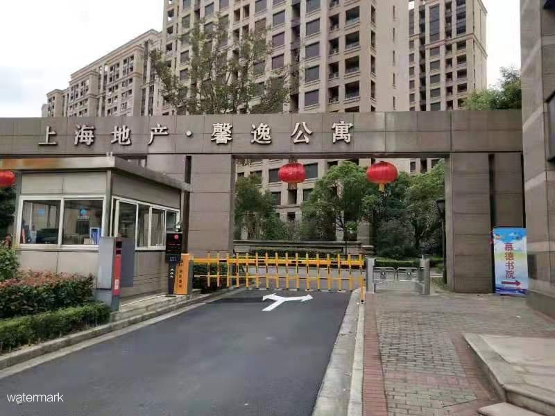 上海馨逸公寓使用防撞机芯人行通道摆闸案例