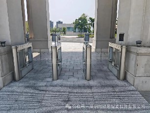 校园人脸识别闸机落地案例：严防外人进入，家长手机端接收提醒