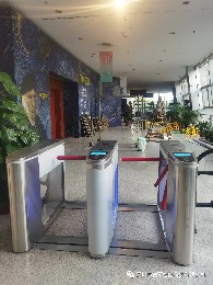 人脸识别门禁闸机有效提升宿舍安全性