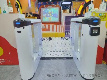 典心猫携手“铁军小熊闸机”，开启智慧游玩新时代！