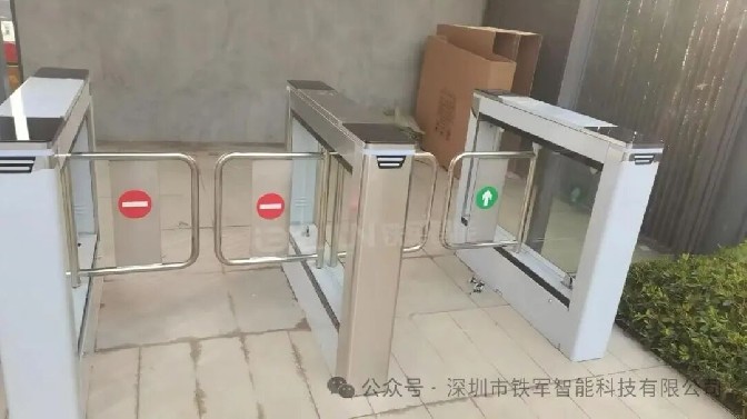 老旧小区改造推荐：铁军智能这款小区人脸识别摆闸支持刷卡/刷脸/手机扫码