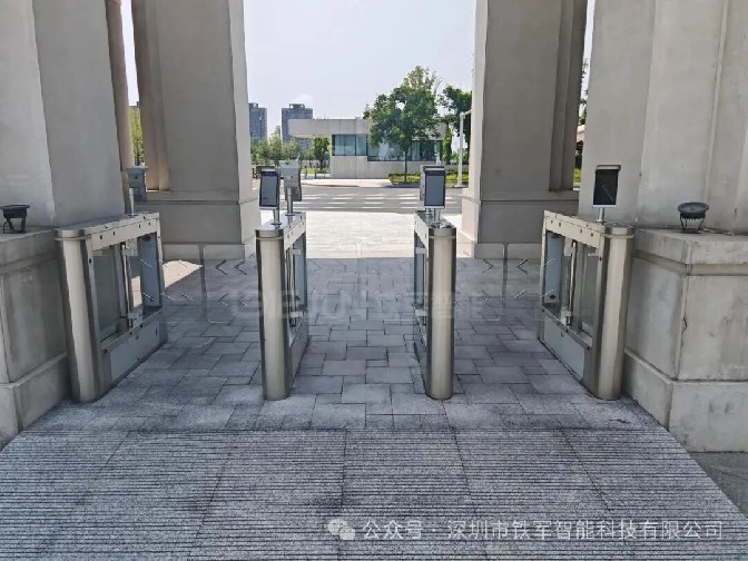 无卡化校园通行：铁军智能校园人脸识别摆闸让师生进出更便捷、管理更高效