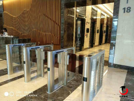 广州写字楼被偷!铁军智能写字楼专用摆闸助力成都楚峰国际安全升级
