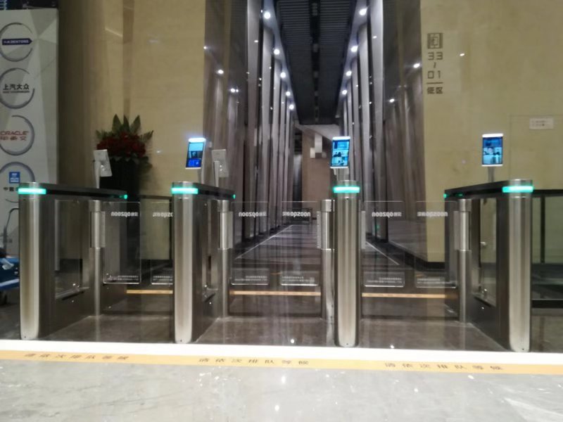 昆明万达广场高端速通门+动态人脸识别