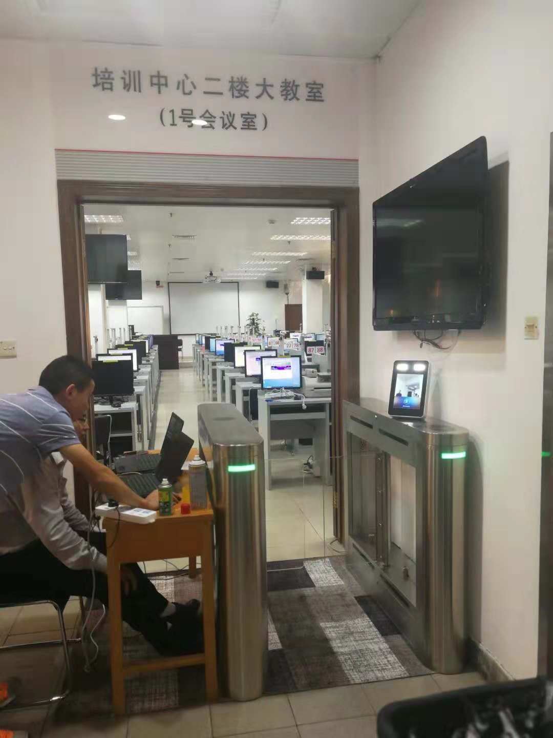 中国工商银行人脸识别+摆闸
