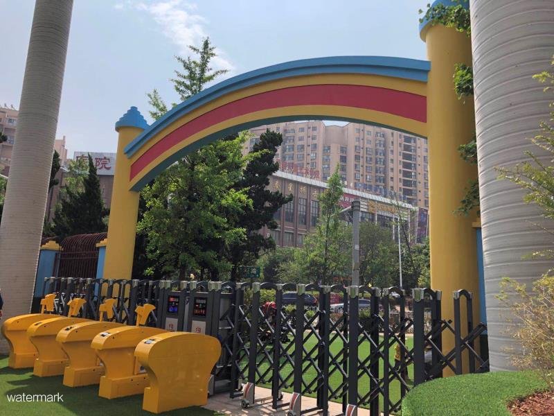 昆明磊鑫心悦幼儿园动态人脸识+烤漆小摆闸