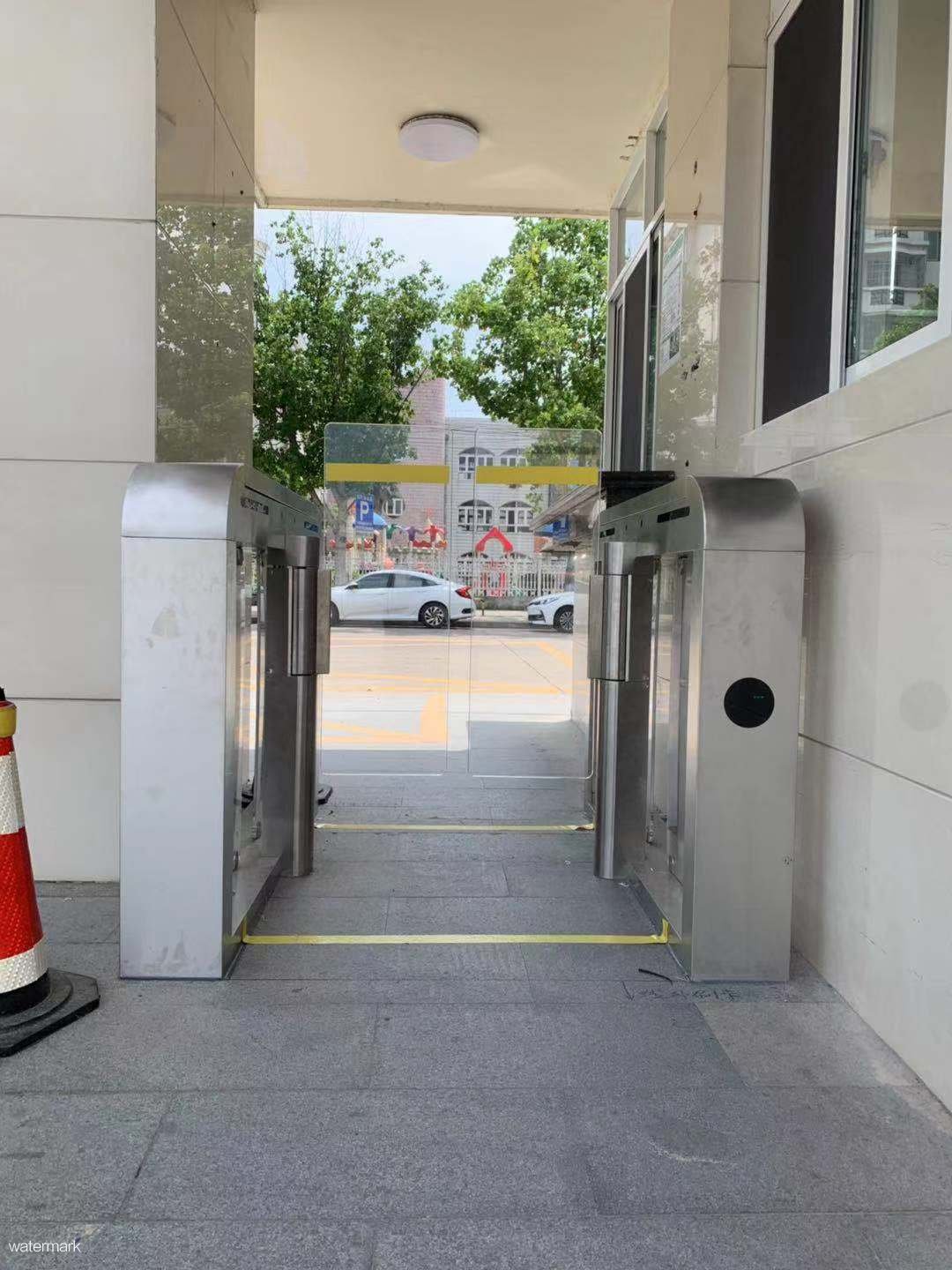 上海某公司门口伺服电机速通门案例