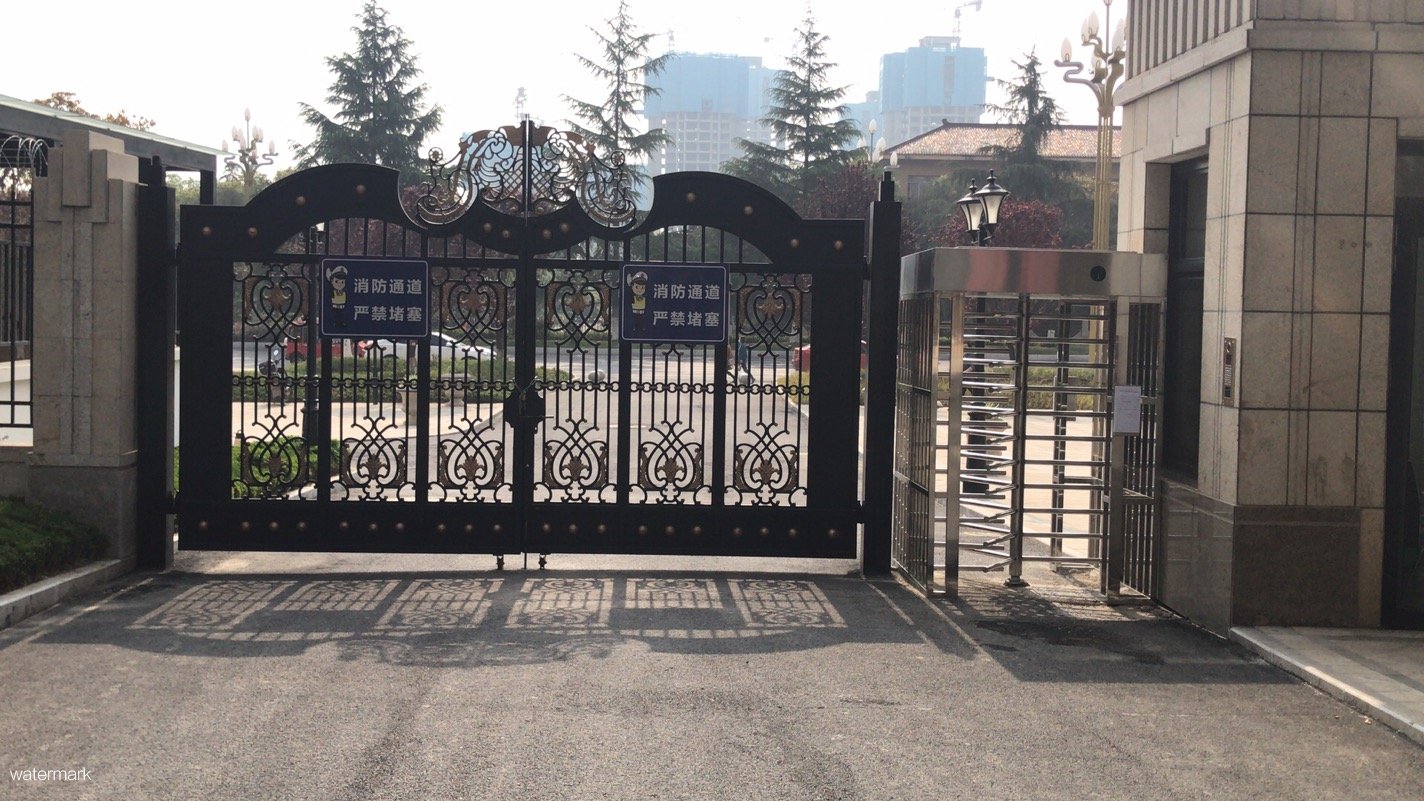 四川南充嘉陵区嘉南路五段南充恒大城单通道全高转闸案例