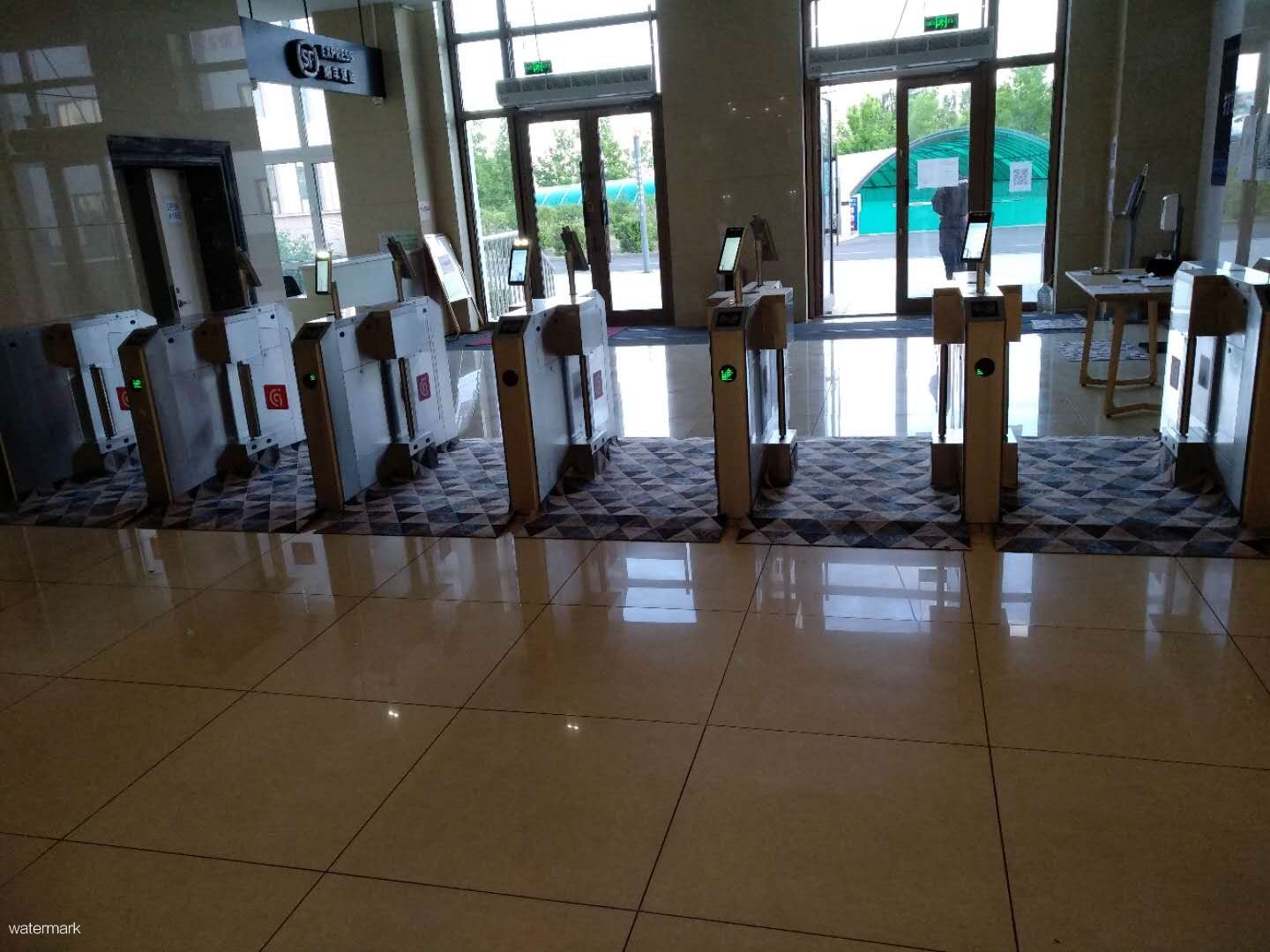齐齐哈尔市高新智谷大厦测温人脸识别+摆闸案例