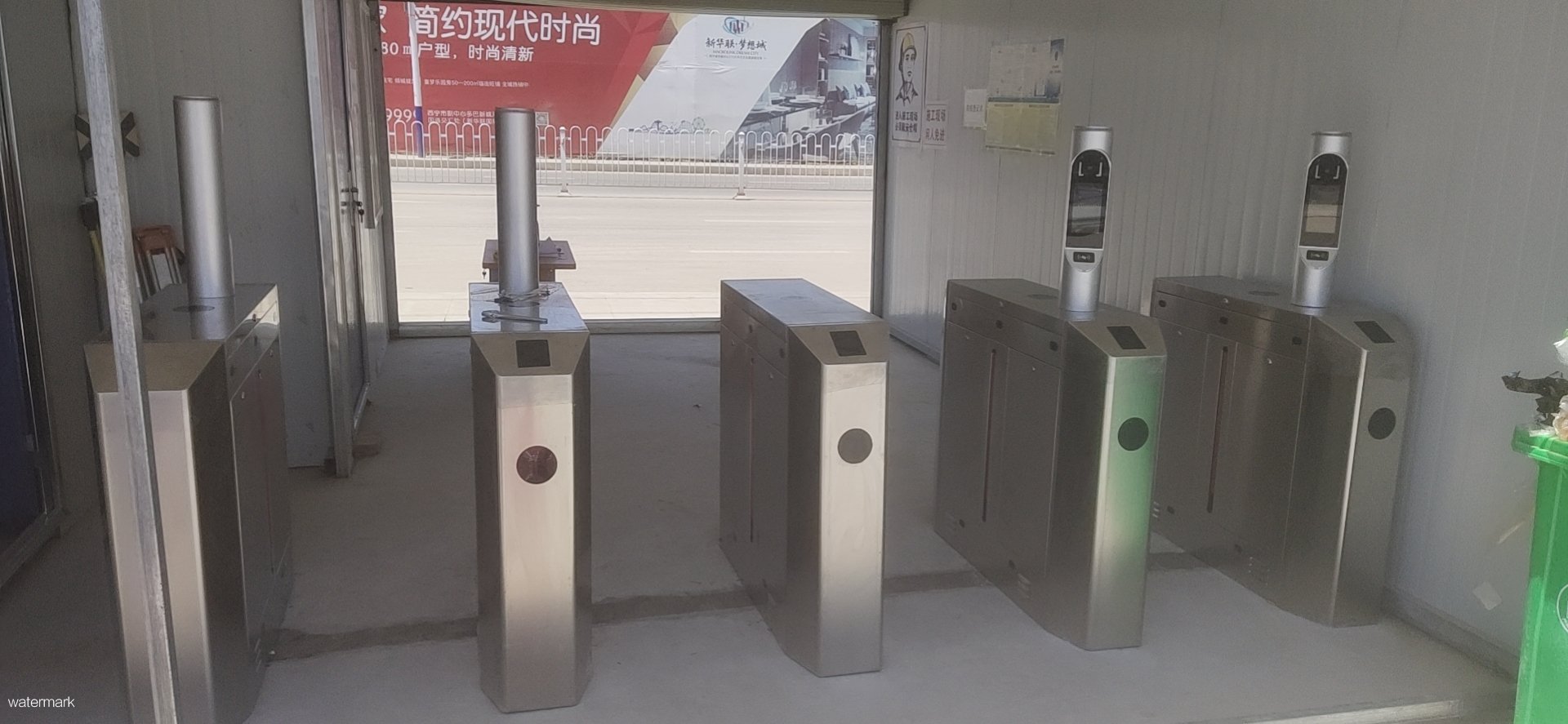 工地启用铁军动态人脸识别翼闸案例
