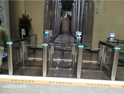 测温人脸识别人行通道闸机为防疫助力