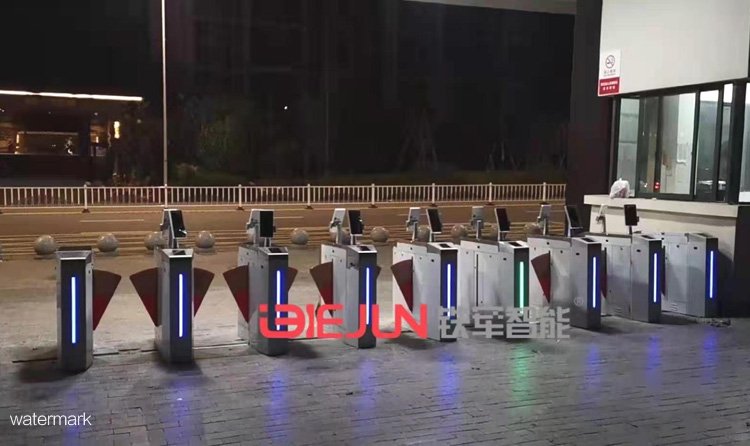 可读取健康码的人脸识别测温一体机