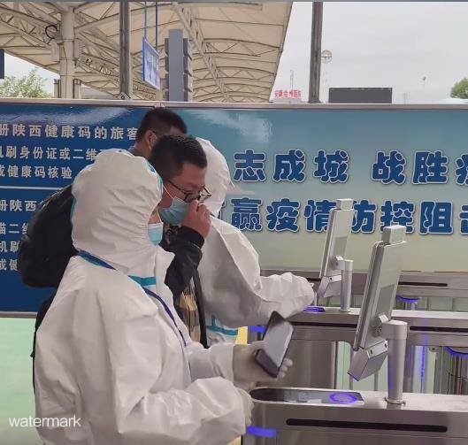 铁军智能-健康码测温人脸识别闸机亮相安康火车站