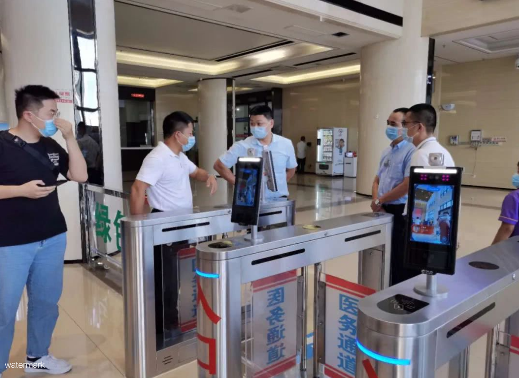 人脸识别测温终端帮您解决排队测体温的问题