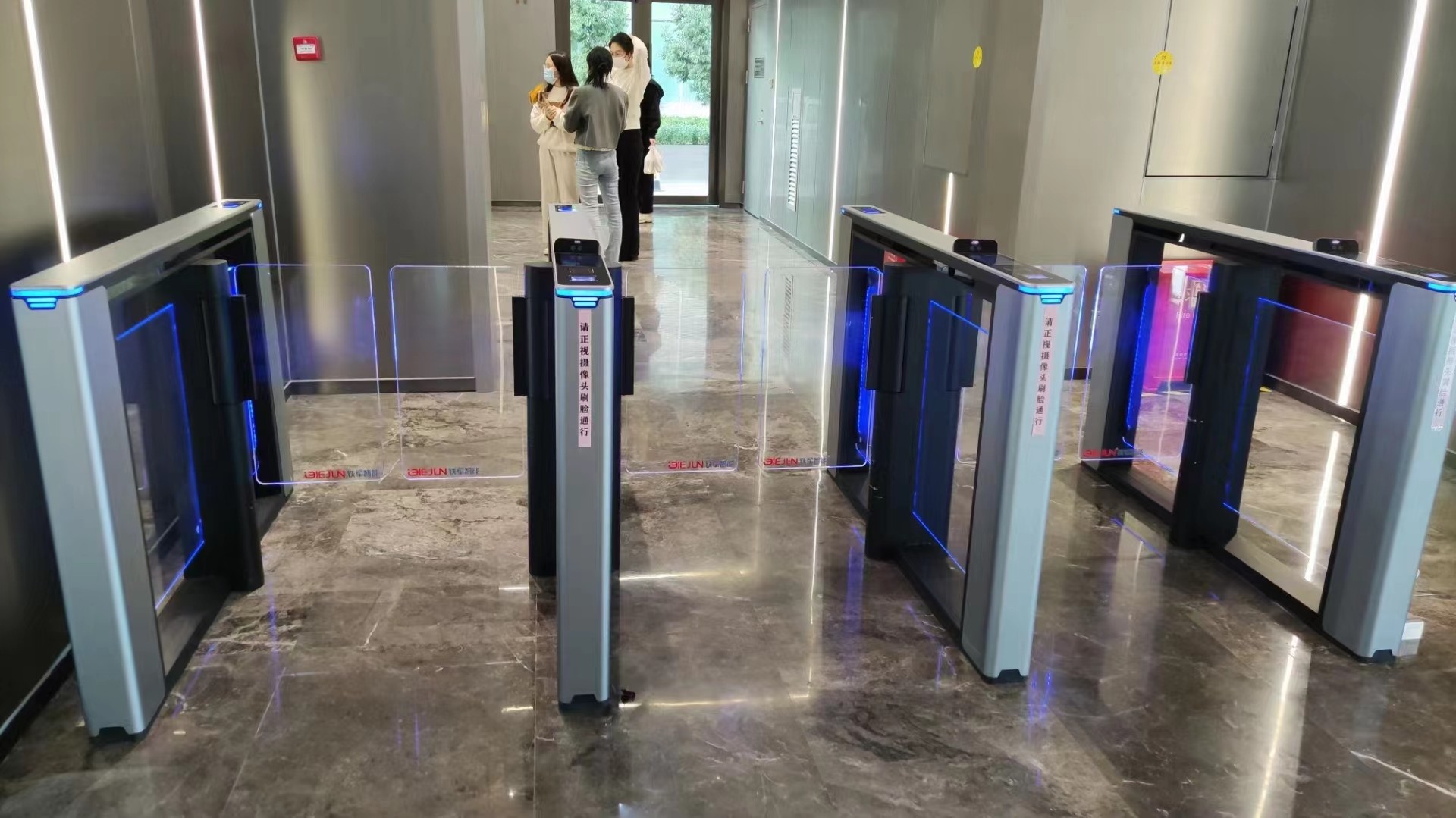 人脸识别门禁闸机改变生活的便捷与安全