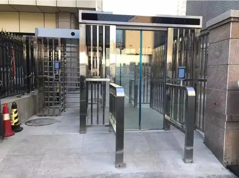 小区大门进出口智能通道闸机的布线应该考虑哪些方面？