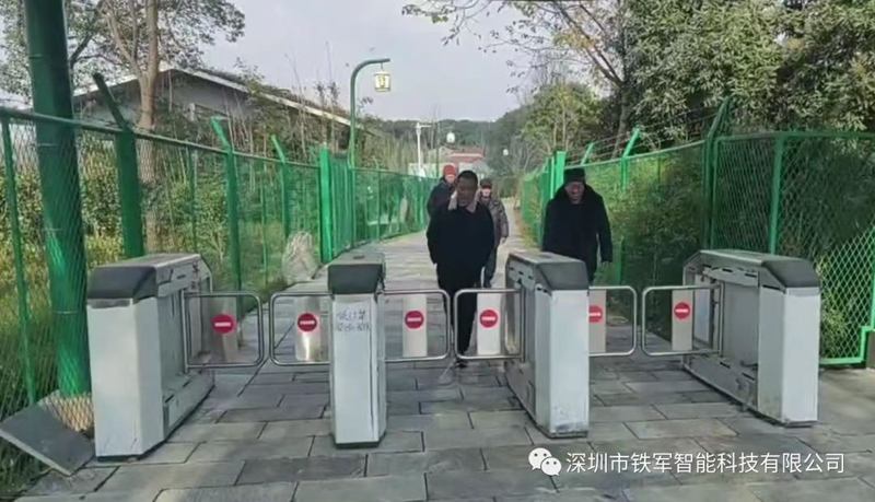 人脸识别+身份验证+刷卡+扫码等多功能集于一身的景区智能通道闸机介绍