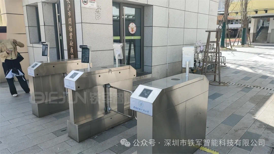 校门安全升级指南：三辊闸vs摆闸，哪种校园通道方案更优？