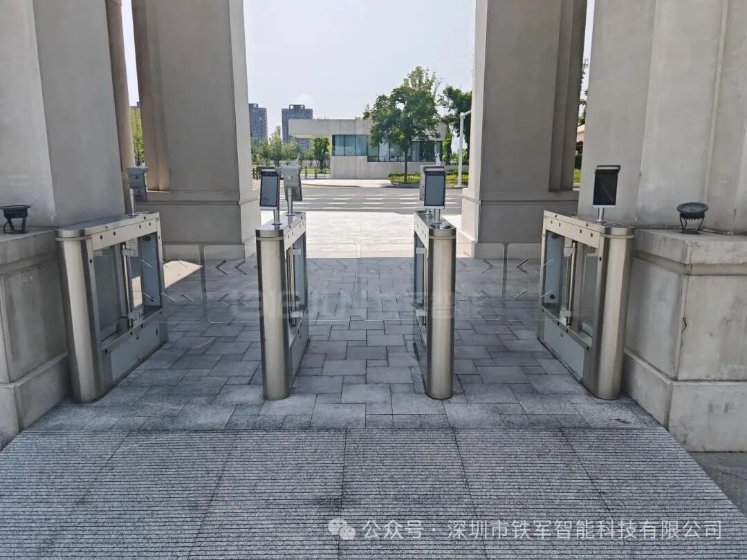 智慧校园标配：铁军智能校园人脸识别摆闸+一脸通解决方案全解析