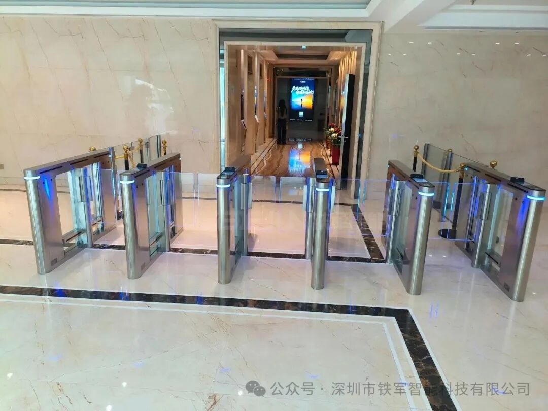 办公楼闸机早高峰拥堵怎么办？铁军智能伺服速通门0.3秒识别，千人通勤无压力